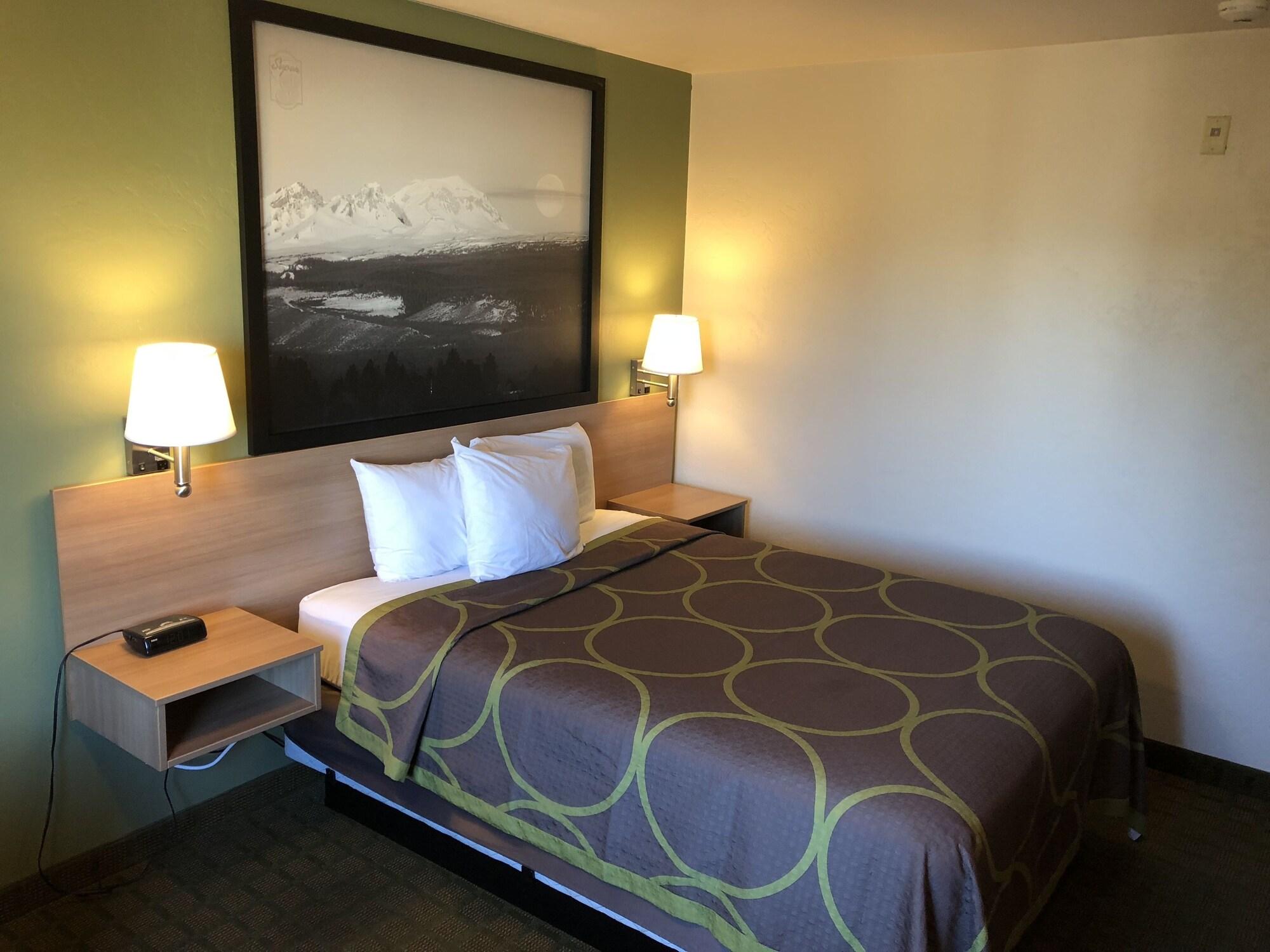 Super 8 By Wyndham Bend Hotel Exterior foto