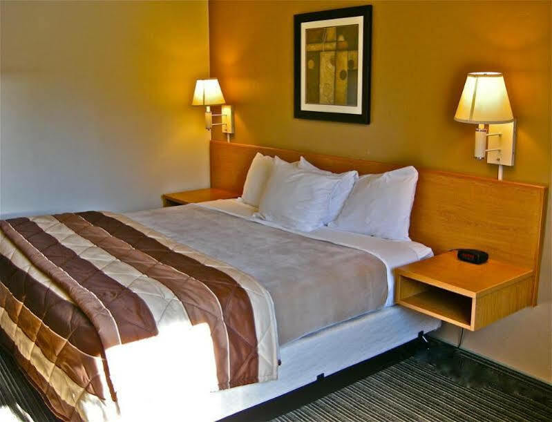 Super 8 By Wyndham Bend Hotel Exterior foto
