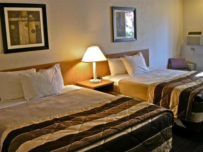 Super 8 By Wyndham Bend Hotel Exterior foto